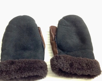 Sheepskin Fleece Mittens.   VINTAGE women Gloves, size medium, Made in the UK from Nordstrom.   Brown on the bottom and Black on the top.