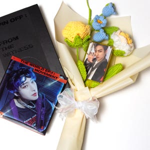 Ramo de flores de crochet con portatarjetas fotográficas de Kpop de ATEEZ y estacas de acrílico para portatarjetas fotográficas de Kpop, tamaño pequeño, color amarillo