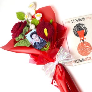 Ramo de flores de crochet con portatarjetas fotográficas de Kpop de acrílico y estaca roja pequeña de STRAY KIDS