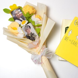 Ramo de flores de crochet con dos estacas de acrílico para portafotos Kpop de tamaño grande en amarillo