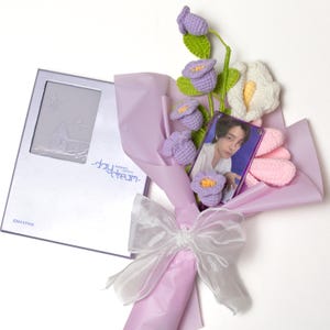Ramo de flores de ganchillo ENHYPEN con 1 estaca de acrílico para portatarjetas fotográficas Kpop, tamaño pequeño, color morado