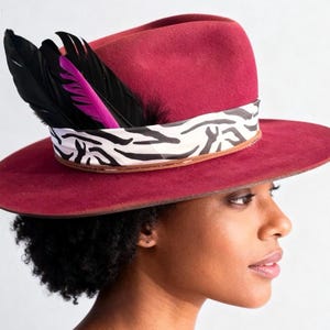Fedora-Hut aus burgunderrotem Wollfilz – Maßgefertigter Fedora – Chapeau Fedora – Tiermuster – Rocker-Stil – Herrenhut – Einzigartiges Geschenk