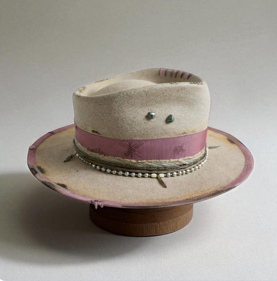 ELEGANT VINTAGE LIGHT BEIGE FELT FEDORA WITH MULTICOLORED RIBBON BAND lionlar Elegant Fedora Hat Simple Ribbon Band Belt Wide Brim  main image 2