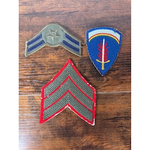 Vintage amerikansk armémärke Lot SHAEF Flaming Sword Sergeant Chevron Specialist Rank
