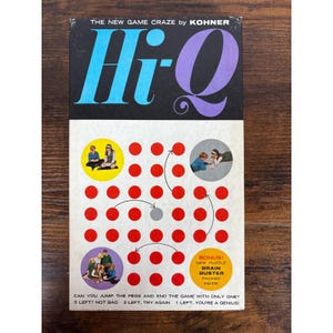 Peut inclure: Une boîte de jeu de société vintage Hi-Q par Kohner avec une section supérieure noire et du texte bleu et violet. La section inférieure blanche affiche une grille de pions rouges, trois photos circulaires de joueurs et du texte explicatif.