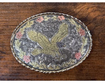 Fibbia per cintura western tricolore a forma di aquila e motivo floreale di Montana Silversmiths, realizzata negli Stati Uniti, di forma ovale.