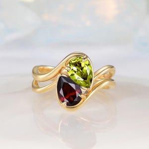 Anillo Toi et Moi Granate y Peridoto Piedra de Nacimiento Anillo de Oro con Piedra en Pera Anillo Apilable de Oro Macizo Ondulado Regalo de Aniversario para Parejas Para Ella