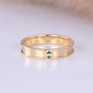 Hexagon Green Sapphire Men&#39;s Wedding Band Unique Bezel Baguette Ring Yellow Gold Stacking Band Matching Engagement Ring Custom Birthstone