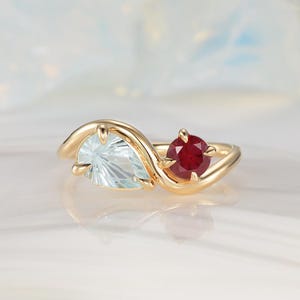 Lutande päron, akvamarin och rubin, löftering i gult guld, vågig förlovningsring, Toi Et Moi, tvåstens du och jag, fyrverkerislipad brudring