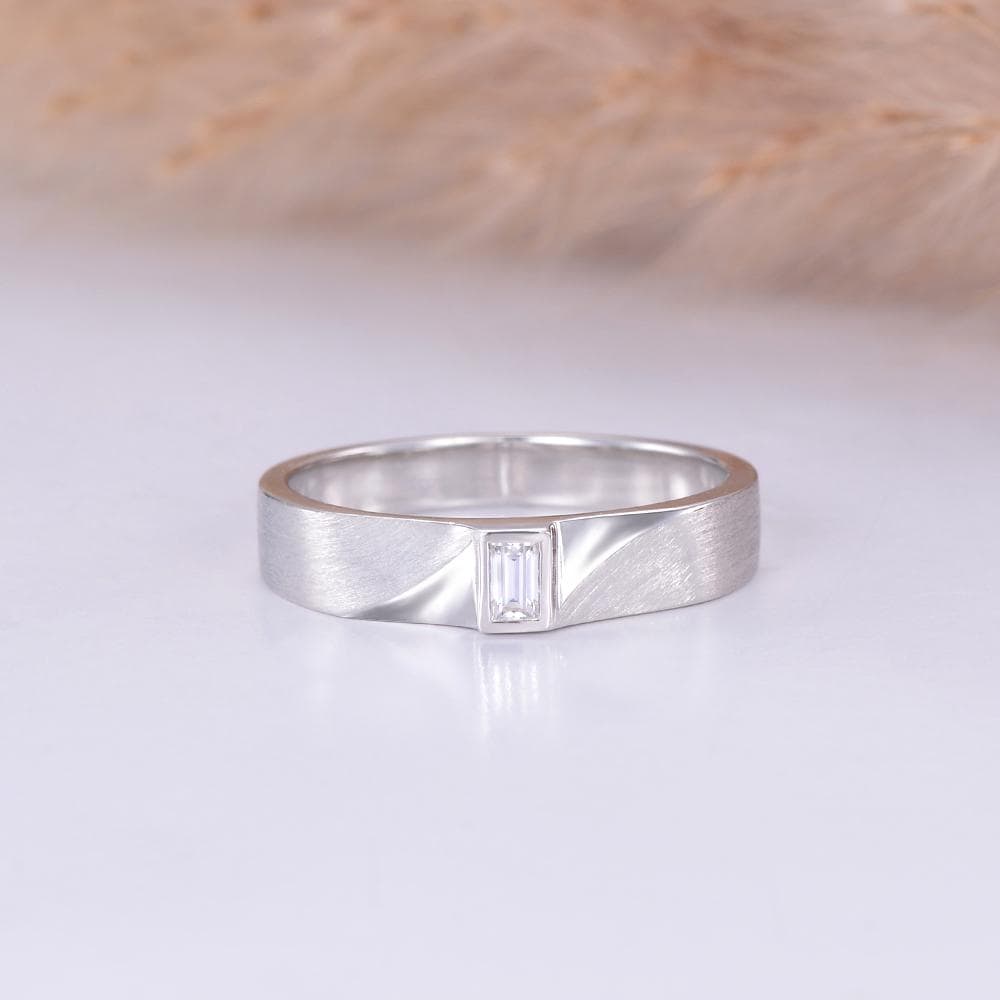 Pierścionek zaręczynowy Baguette Moissanite Twist Brushed Men Obrączka ślubna dla mężczyzn Pierścionki do układania w stosy dla mężczyzn Pierścionki dla par z białego złota Minimalistyczny prezent na pierścionek