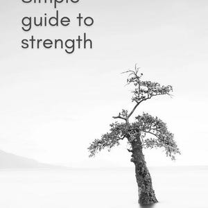 Op de afbeelding: Een zwart-witfoto van een eenzame boom die in een waterpartij staat. De boom heeft een enkele stam en takken die naar buiten reiken. Het water is kalm en reflecteert de lucht. De tekst "Simple guide to strength" staat bovenaan de afbeelding en de tekst "LJLK" onderaan de afbeelding.