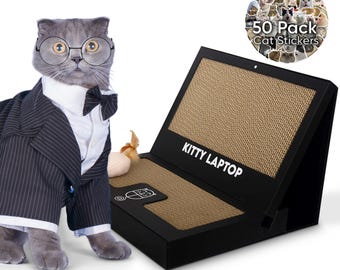 Puede incluir: Un gato gris con un esmoquin y gafas se sienta frente a un rascador de cartón negro y marrón con forma de portátil. El rascador tiene las palabras "Kitty Laptop" impresas en él. Una pegatina con el texto "50 Pack Cat Stickers" está en la esquina superior derecha de la imagen.