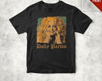 Puede incluir: Camiseta negra con un retrato en sepia de Dolly Parton y su nombre en un estilo vintage. El retrato tiene un fondo turquesa. Las palabras "High Quality Print" están en la esquina superior derecha.