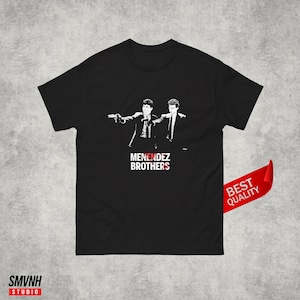 Può includere: Maglietta nera con una grafica bianca di due uomini che tengono le pistole e il testo "Menendez Brothers".