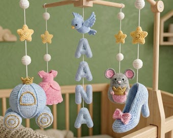 Móbile de crochê para berçário com tema de princesa, personalizado com nome, ideal para meninas. Perfeito para chá de bebê e decoração de quarto infantil de conto de fadas.