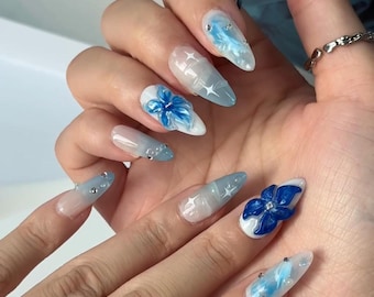 Pétales océaniques à presser sur les ongles : motif floral 3D avec vibrations de sirène et bleu océan, forme moyenne en amande, fait main et réutilisable
