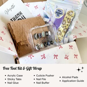 Pu&ograve; includere: Una confezione regalo con un set di unghie finte, una lima per unghie e strumenti per la manicure. La custodia in acrilico contiene un set di unghie finte nere, bianche e argentate. La scatola &egrave; foderata con carta bianca decorata con fiocchi rossi.