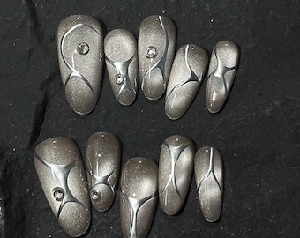 Meteorite Chrome Press On Nails: Silver Cat Eye base with Sculptural Chrome Lines and Rhinestones, Y2K Alien-Core, Handmade & Reusable