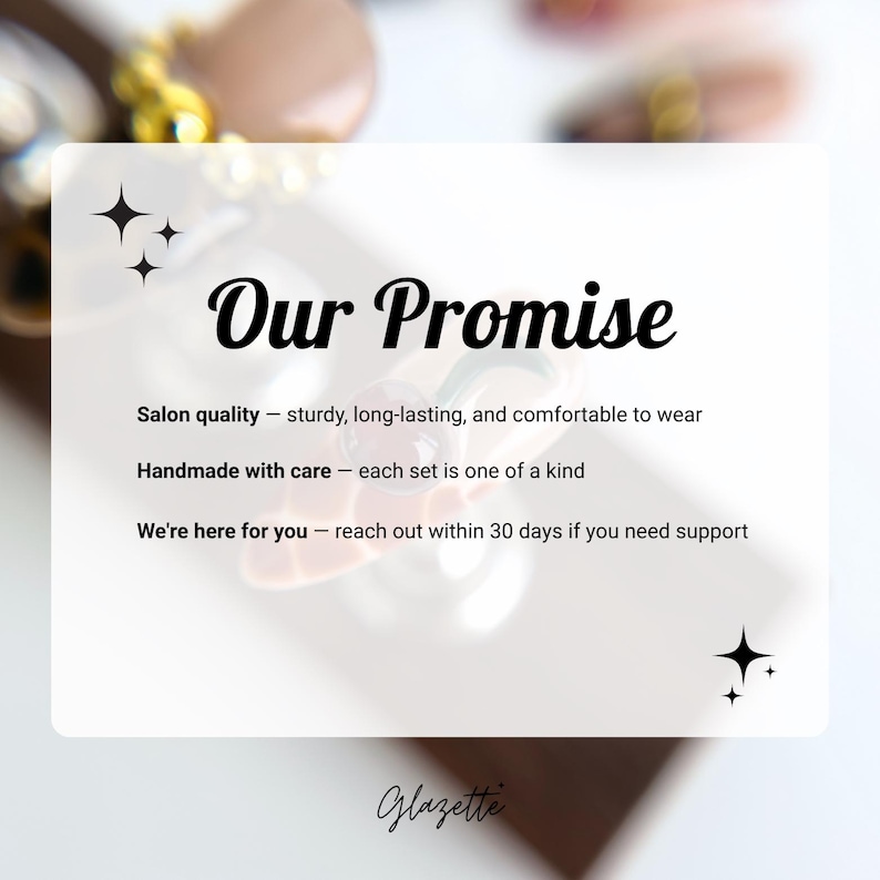 Pu&ograve; includere: Una carta bianca con il testo "Our Promise" in un carattere decorativo. La carta elenca le promesse di qualit&agrave; da salone, cura artigianale e supporto. Il logo Glazette &egrave; in basso, con accenti di stelle.
