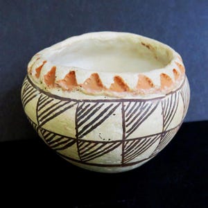 ACOMA PUEBLO BOWL,Pie Crust Rim,vintage small hand coiled pottery,3 3/4" x 3",hand painted rain/wind pattern,brown,coral,beige,New Mexico