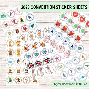 Op de afbeelding: Twee vellen met ronde stickers met diverse kleurrijke illustraties, waaronder dieren, harten, vliegtuigen en handgebaren. De tekst "2026 CONVENTION STICKER SHEETS!" en "Digital Download | PDF File" staat bovenaan en onderaan gedrukt.