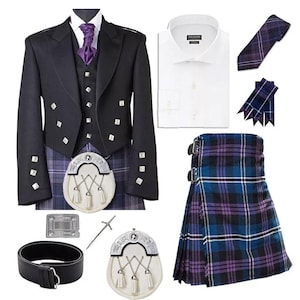Puede incluir: Un conjunto de kilt negro con una falda de tartán púrpura y azul, una chaqueta negra con botones plateados, una camisa blanca, una corbata morada, un sporran blanco, un cinturón de cuero negro y un broche de kilt plateado.