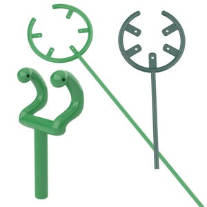 Può includere: Tre supporti verdi per piante. Due hanno la parte superiore circolare con fori per fissare gli steli, e uno ha la parte superiore curva a due punte. I supporti sono progettati per fornire supporto alle piante in un giardino o in un altro ambiente esterno.