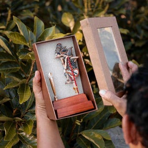Portalápices de madera exclusivo: diseño wayang indonesio en madera de teca