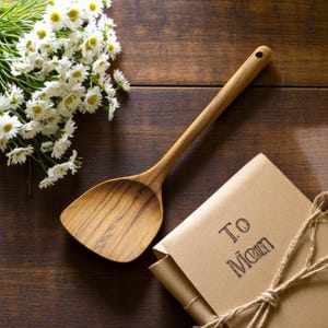 Flacher Holzspatel – Handgefertigtes Teakholz-Küchengerät, rustikales Geschenk für Mama, Frühlingsinspirierter Helfer (32 cm)