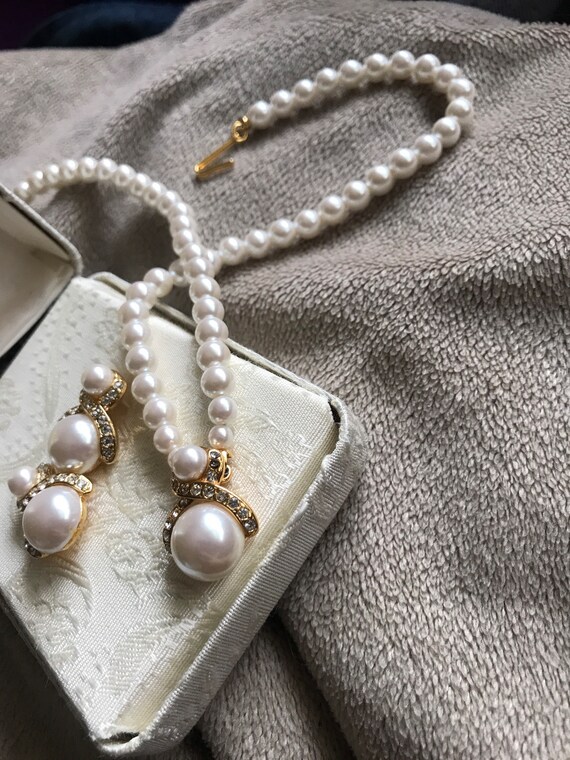 Gold,crystal and white faux glass Pearl necklace … - image 1