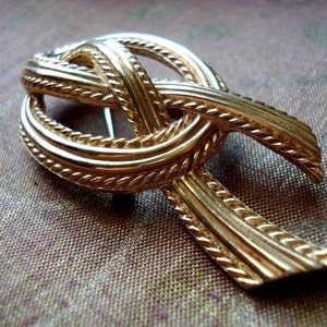 Classic Vintage Gold Bow Brooch Scarf Jacket Hat Pin image 2