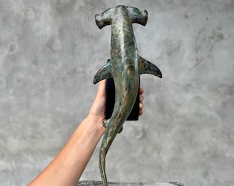 Tiburón martillo tigre en pedestal - Arte oceánico en bronce patinado