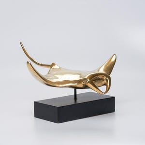 Manta raya extragrande de bronce pulido sobre pedestal: una impresionante obra de arte inspirada en el océano. imagen 6