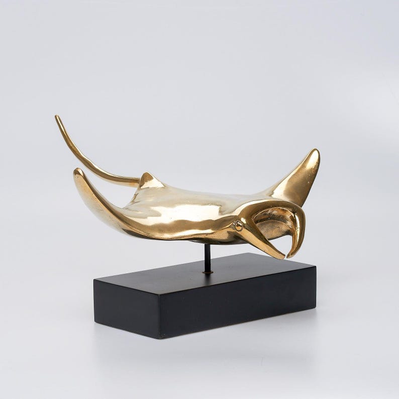 Manta raya extragrande de bronce pulido sobre pedestal: una impresionante obra de arte inspirada en el océano. imagen 6