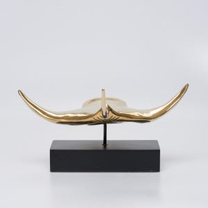 Manta raya extragrande de bronce pulido sobre pedestal: una impresionante obra de arte inspirada en el océano. imagen 4