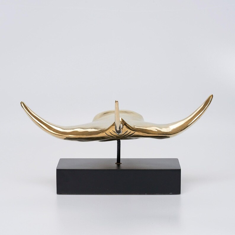 Manta raya extragrande de bronce pulido sobre pedestal: una impresionante obra de arte inspirada en el océano. imagen 4
