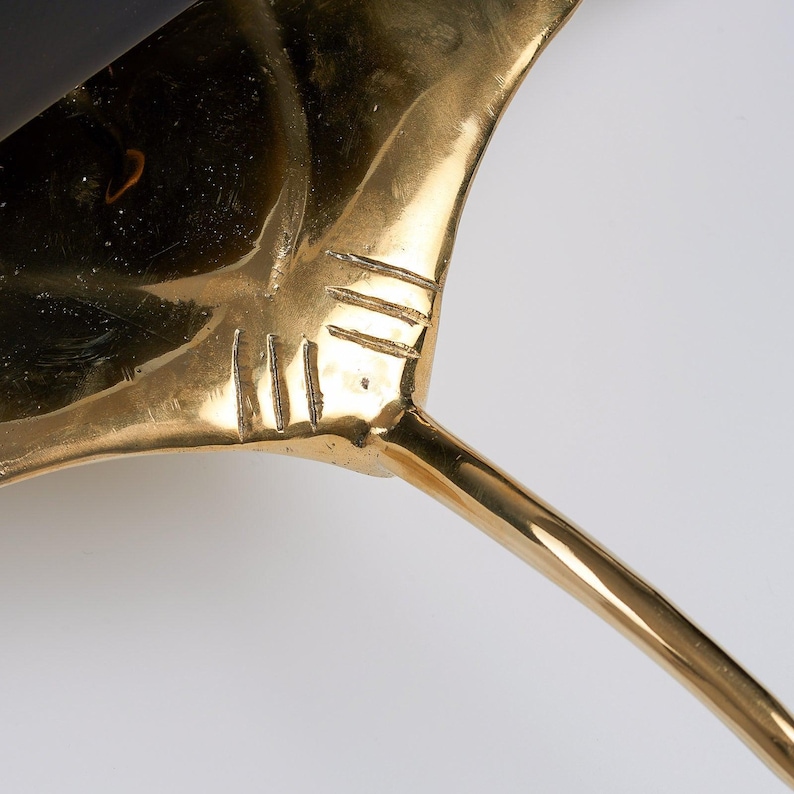 Manta raya extragrande de bronce pulido sobre pedestal: una impresionante obra de arte inspirada en el océano. imagen 7
