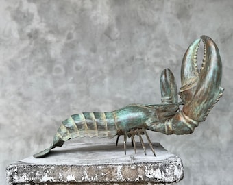Langosta grande de bronce patinado: una pieza de arte que destaca la vida marina.