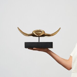 Manta raya extragrande de bronce pulido sobre pedestal: una impresionante obra de arte inspirada en el océano. imagen 8