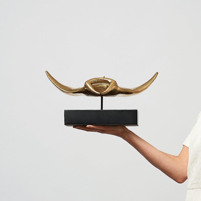 Manta raya extragrande de bronce pulido sobre pedestal: una impresionante obra de arte inspirada en el océano. imagen 8