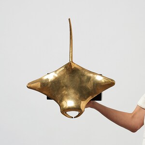 Manta raya extragrande de bronce pulido sobre pedestal: una impresionante obra de arte inspirada en el océano. imagen 9