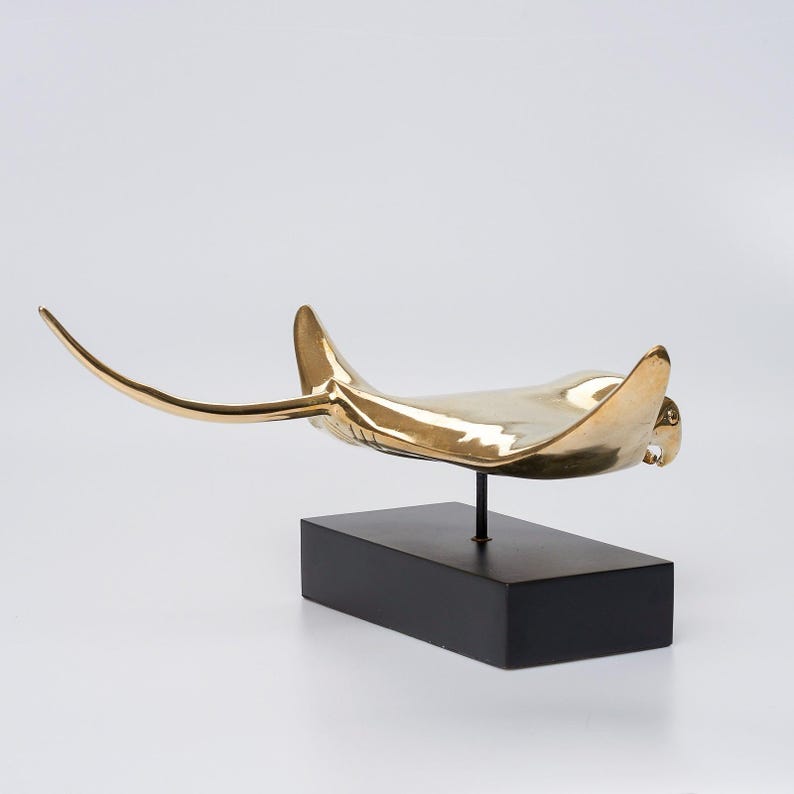 Manta raya extragrande de bronce pulido sobre pedestal: una impresionante obra de arte inspirada en el océano. imagen 5