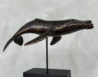 Escultura de bronce de ballena azul sobre pedestal - Decoración marina única