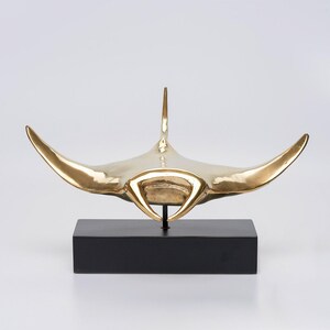 Manta raya extragrande de bronce pulido sobre pedestal: una impresionante obra de arte inspirada en el océano. imagen 2