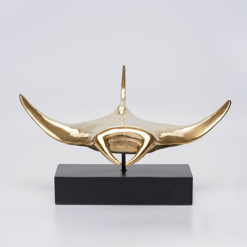 Manta raya extragrande de bronce pulido sobre pedestal: una impresionante obra de arte inspirada en el océano. imagen 2