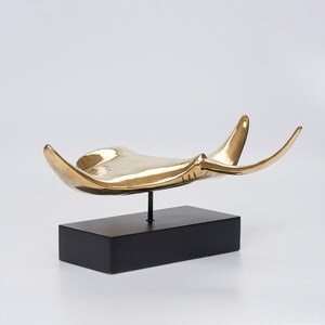 Manta raya extragrande de bronce pulido sobre pedestal: una impresionante obra de arte inspirada en el océano. imagen 3