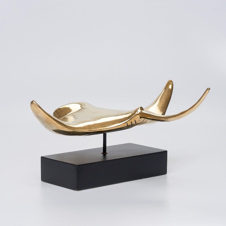 Manta raya extragrande de bronce pulido sobre pedestal: una impresionante obra de arte inspirada en el océano. imagen 3