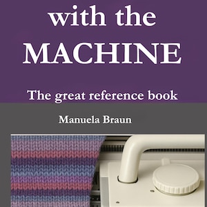 Könnte beinhalten: Buchcover mit dem Titel "KNITTING with the MACHINE" in weißen Buchstaben auf lila Hintergrund. Darunter steht der Text "The great reference book" und "Manuela Braun". Das Bild zeigt eine Strickmaschine und ein Strickmuster.