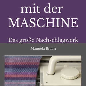 Può includere: Copertina di un libro con il titolo "STRICKEN mit der MASCHINE" in lettere bianche su sfondo viola. Sotto, il sottotitolo "Das große Nachschlagwerk" e il nome dell'autrice, Manuela Braun. L'immagine mostra anche una macchina per maglieria e tessuto a maglia.