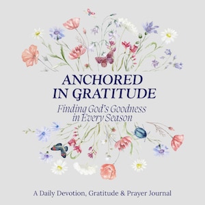 Könnte beinhalten: Ein Tagebuchcover mit dem Text "ANCHORED IN GRATITUDE" und "Finding God's Goodness in Every Season." Das Design zeigt Aquarellblumen in Rosa, Weiß und Blau, mit Schmetterlingen und einem hellgrauen Hintergrund. Es ist ein tägliches Andachts-, Dankbarkeits- und Gebetstagebuch.